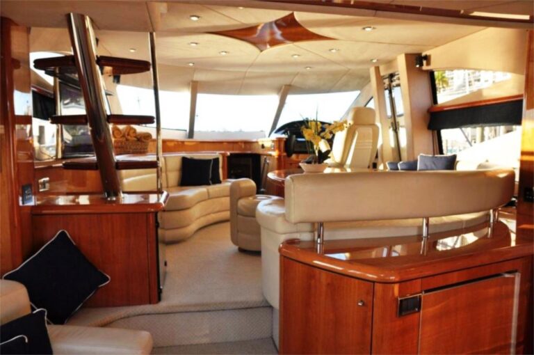 Yacht SAYANORA - Dining and Helm