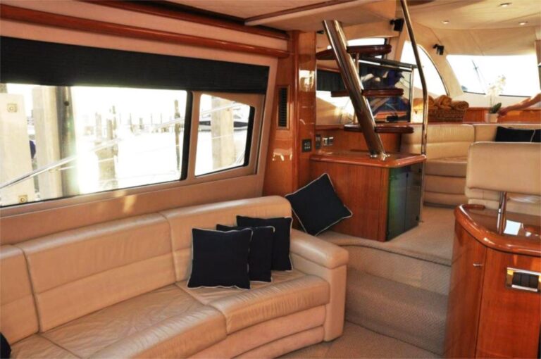 Yacht SAYANORA - Salon Seating 2