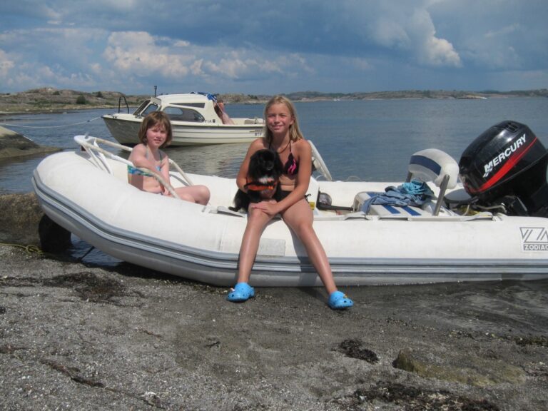 Yacht SEA DREAM -  On the Beach witht the tender