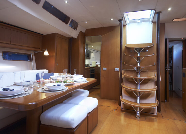 Yacht SEJAA - Salon looking Aft