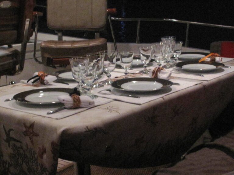 Yacht SILVER FOX - Dining Table
