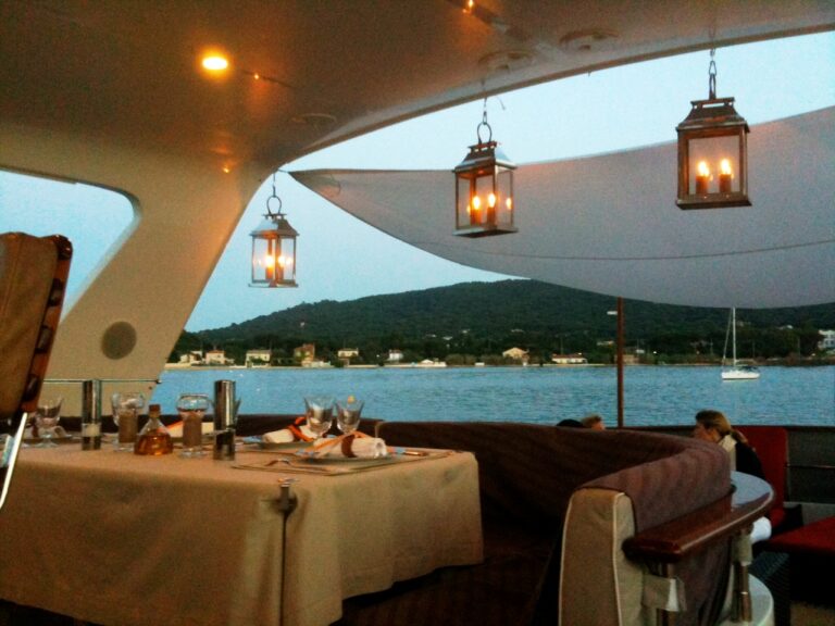 Yacht SILVER FOX - Flybridge Al Fresco Dining