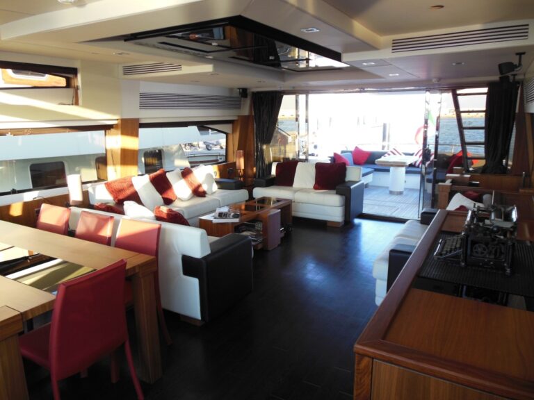 Yacht SKYFALL -  Salon