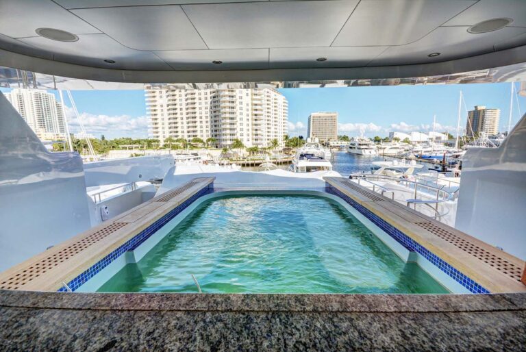 Yacht SOVEREIGN 55 - Pool