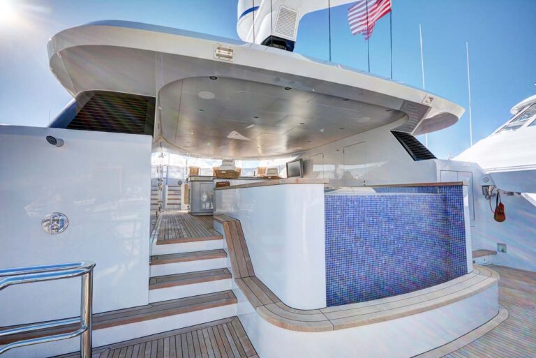 Yacht SOVEREIGN 55 - Sundeck with pool