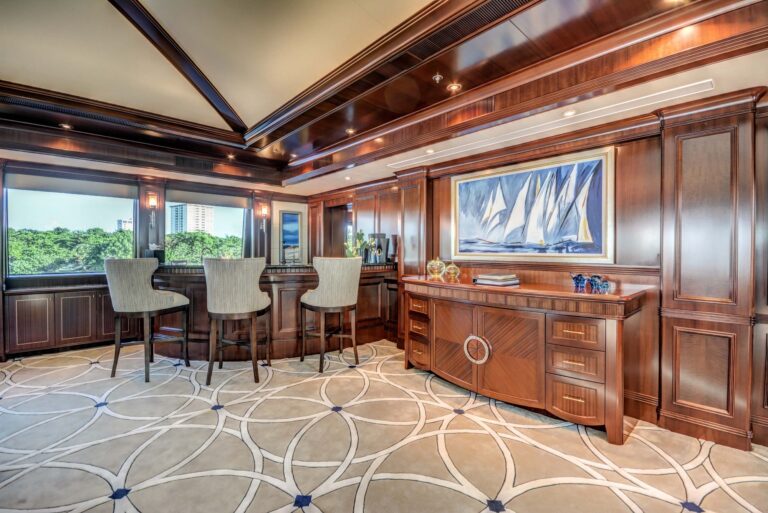 Yacht SOVEREIGN 55 - Upper deck bar