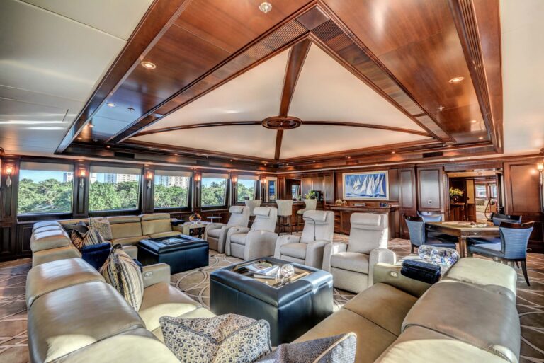 Yacht SOVEREIGN 55 - Upper deck lounge