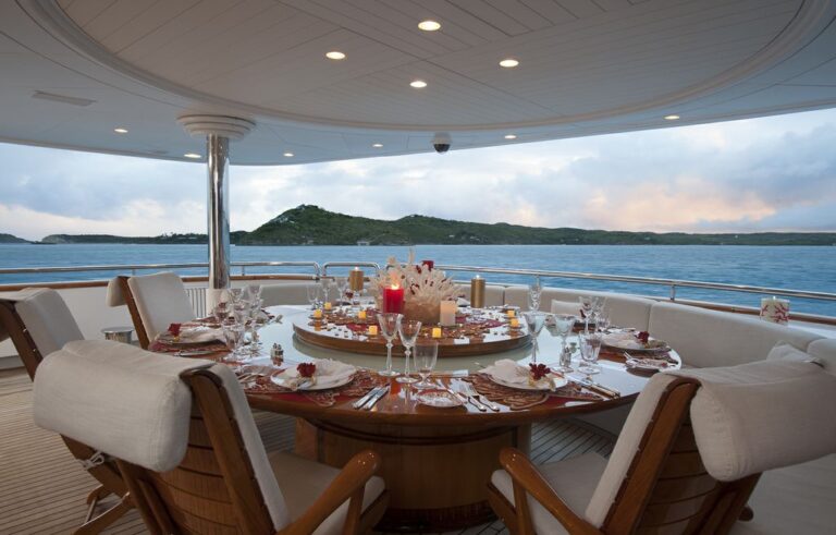 Yacht STARFIRE - Aft Deck Dining
