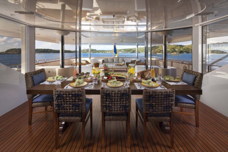 Yacht STARFIRE - Bridge Deck Dining