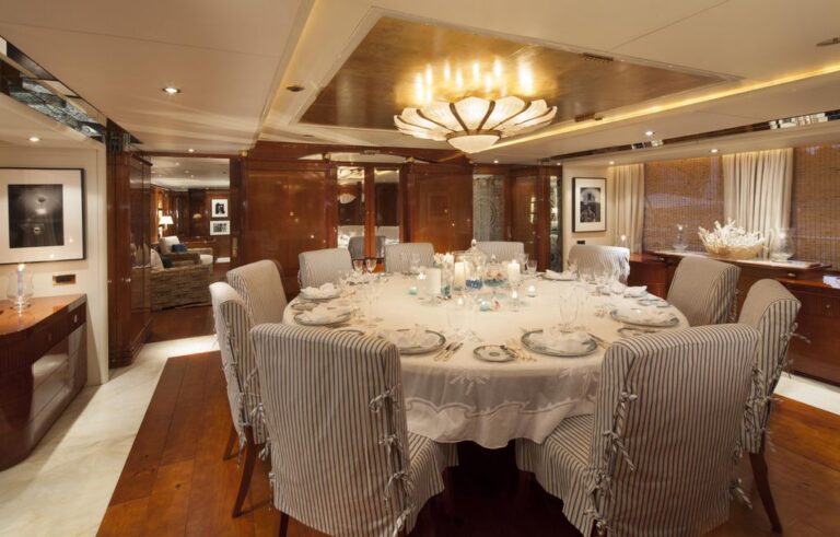 Yacht STARFIRE - Formal Dining