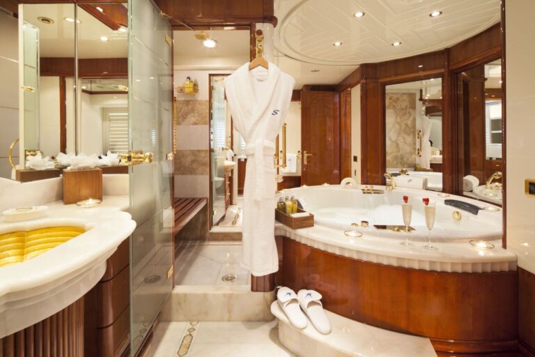 Yacht STARFIRE - Master Cabin Ensuite