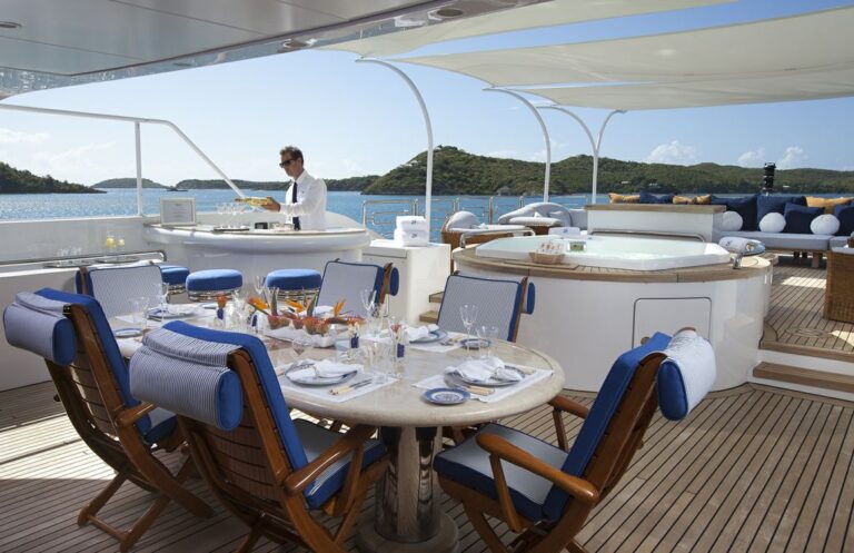 Yacht STARFIRE - Sundeck Dining