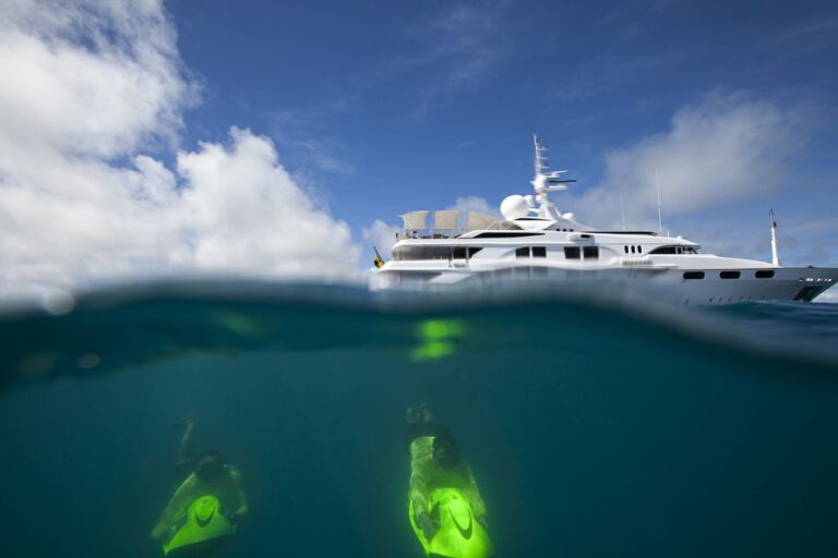 Yacht STARFIRE - Underwater exploring