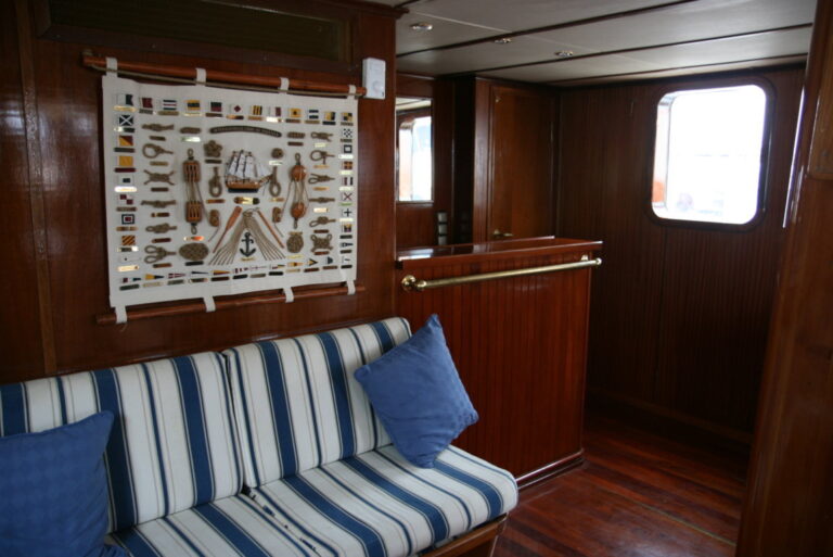 Yacht Southern Cross - Wheelhouse