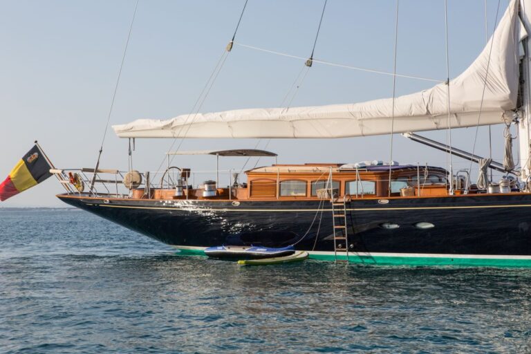 Yacht THIS IS US - Starboard Profile Aft