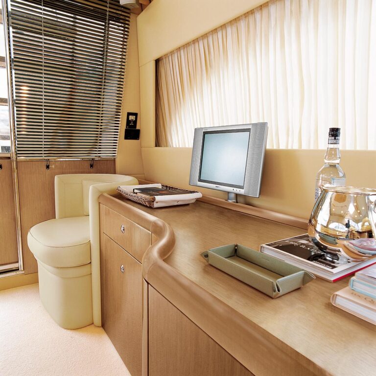 Yacht TIME OUT - Salon TV
