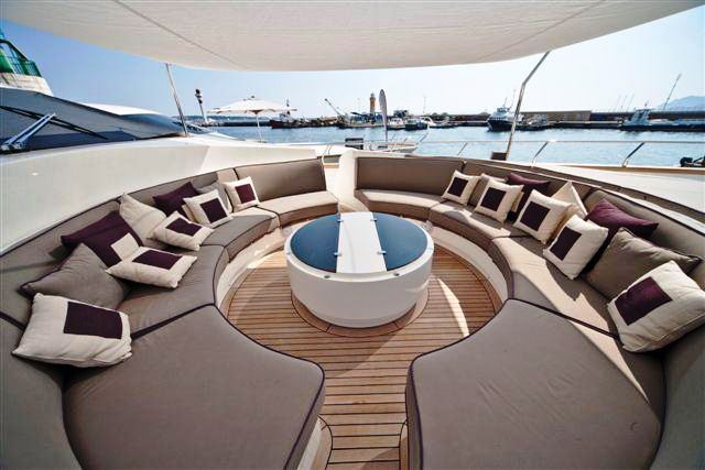 Yacht TOBY - Bow Seating Area