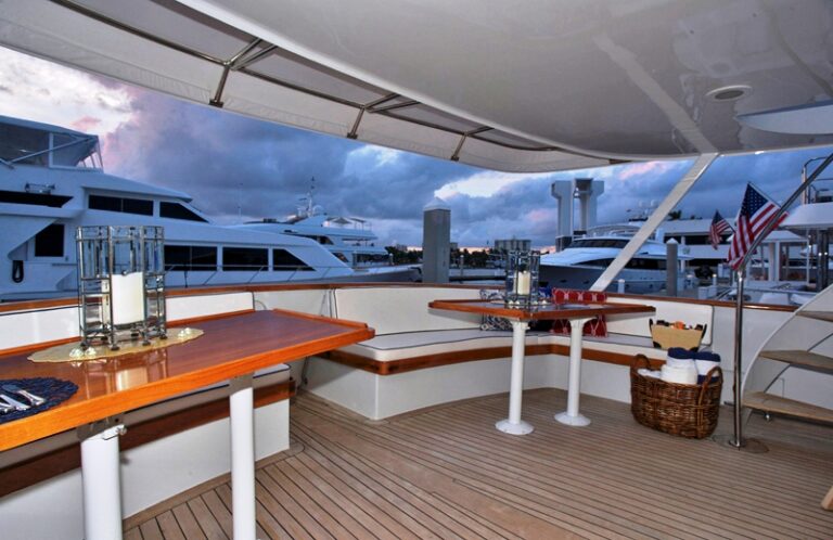 Yacht TRILOGY -  Aft Deck