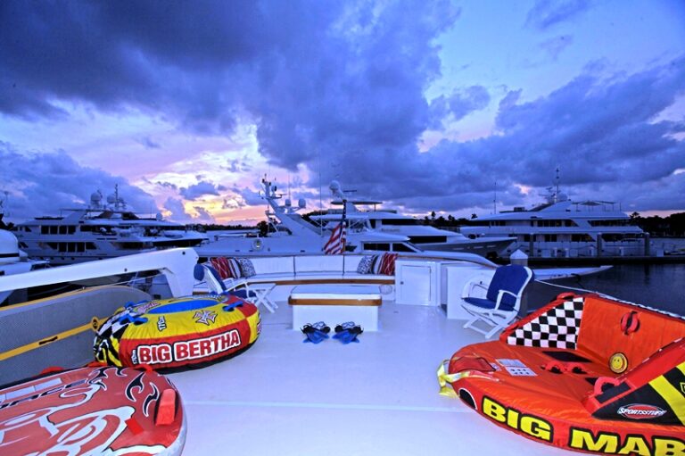 Yacht TRILOGY -  Sundeck Water sport toys