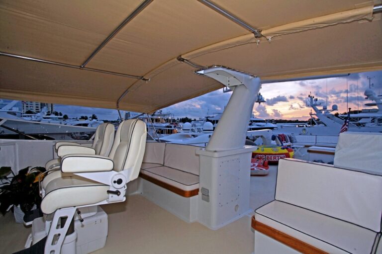 Yacht TRILOGY -  Upper deck Helm