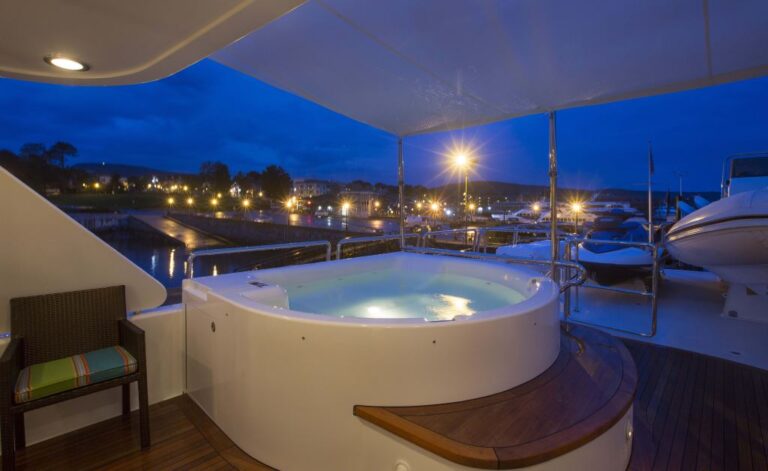 Yacht TRISARA -  Bridge Deck Spa Pool