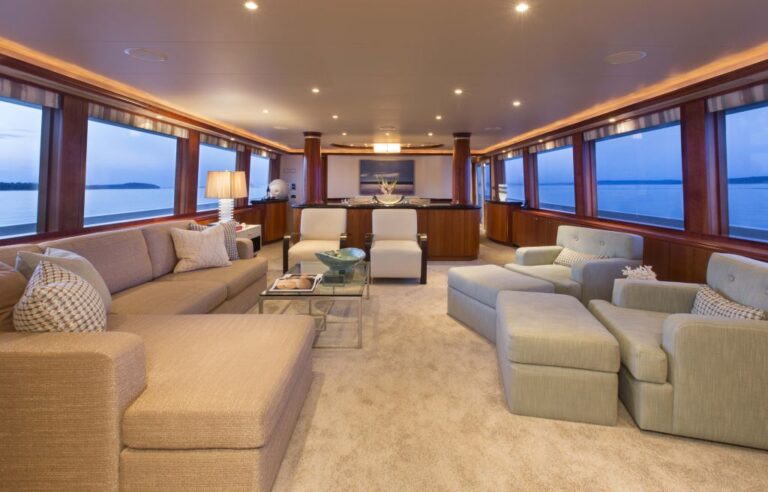 Yacht TRISARA -  Main Salon looking forward