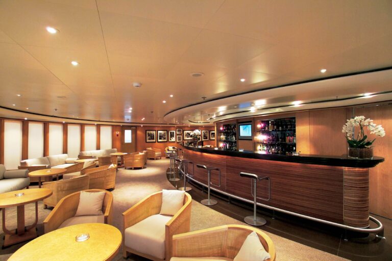 Yacht TURAMA - Long Bar Lounge