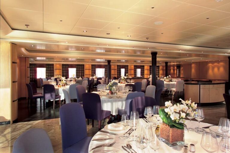 Yacht TURAMA - Main Dining Room