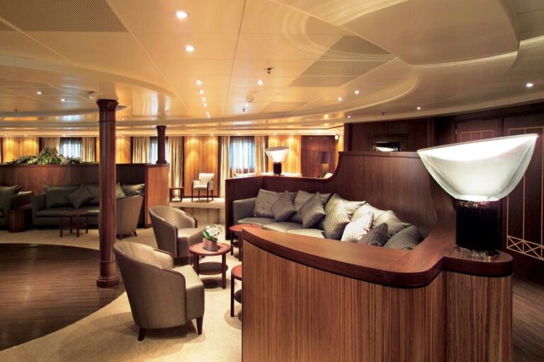 Yacht TURAMA - Main Saloon