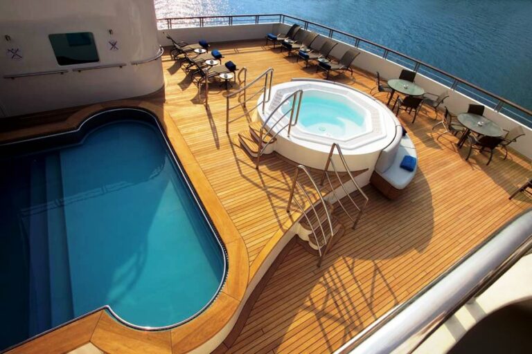 Yacht TURAMA - The Sun Deck & Spa Pool