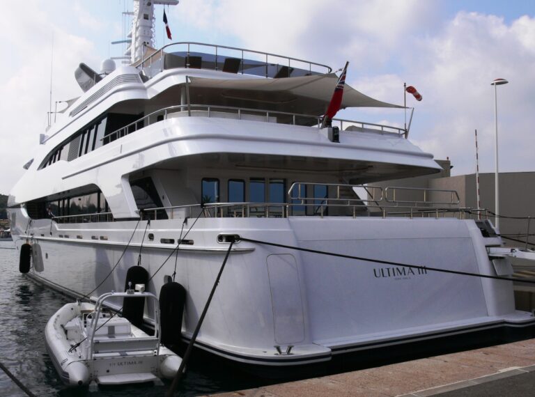 Yacht ULTIMA III Aft - Image Courtesy of LiveYachting