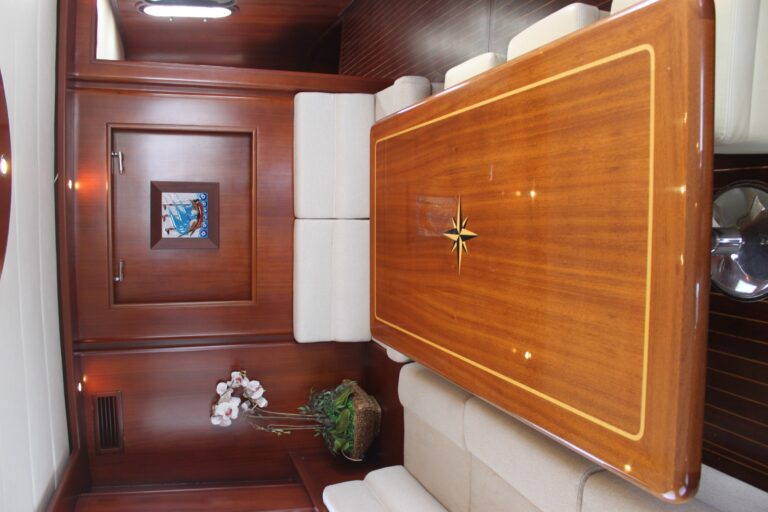 Yacht VANGUARD - Formal Dining