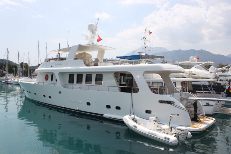 Yacht VANGUARD - In Port