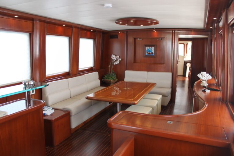 Yacht VANGUARD - Main Salon looking foward