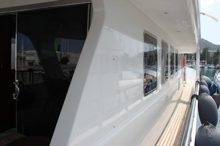 Yacht VANGUARD - Side Deck