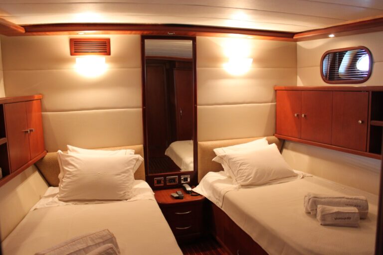 Yacht VANGUARD - Twin Cabin
