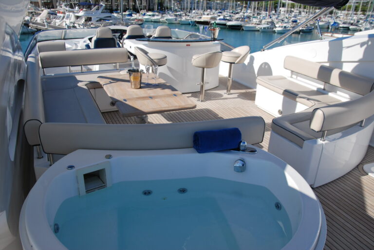 Yacht WINNING STREAK -  Flybridge Spa Pool