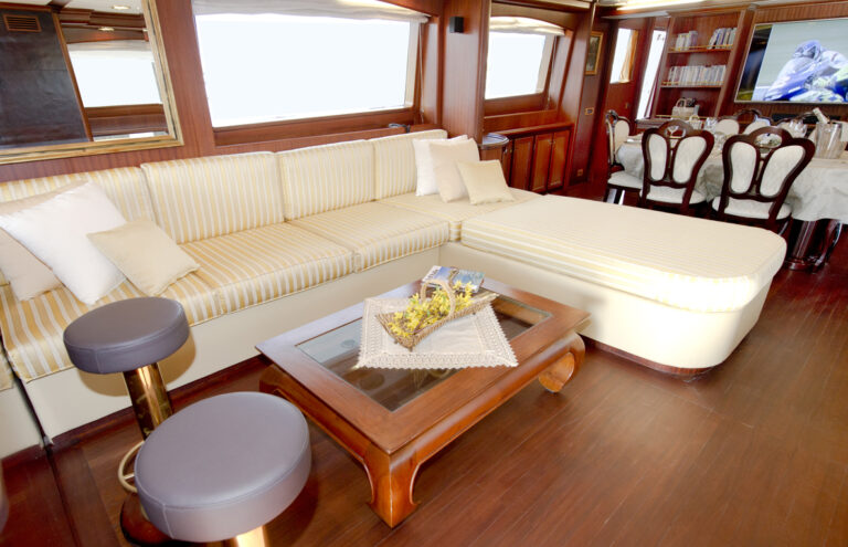 Yacht WOLF TWO - Main Salon Seating
