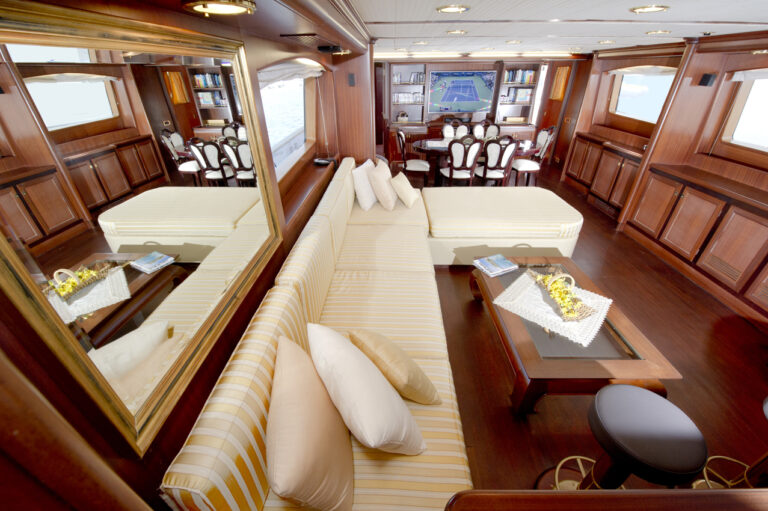 Yacht WOLF TWO - Main Salon and Dining
