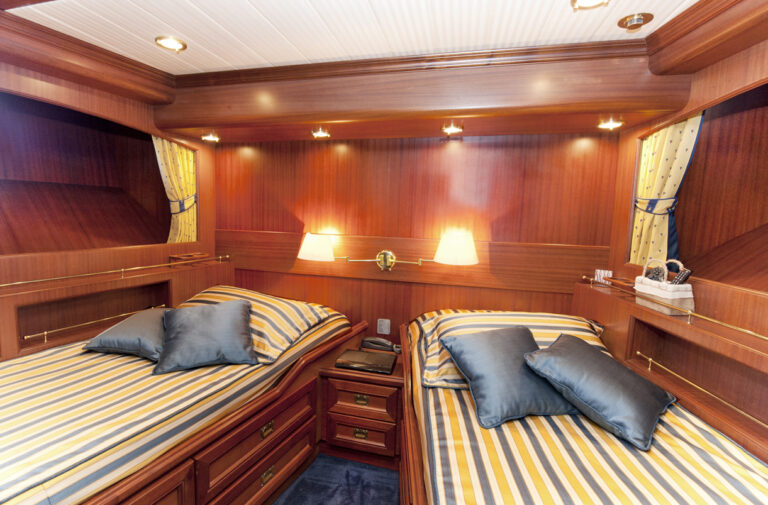 Yacht WOLF TWO - Twin Cabin