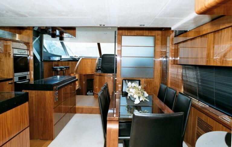 Yacht XCHE -  Salon Dining