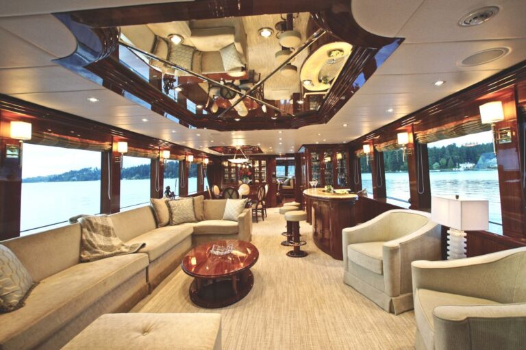 Yacht SEA YOU LATER Salon