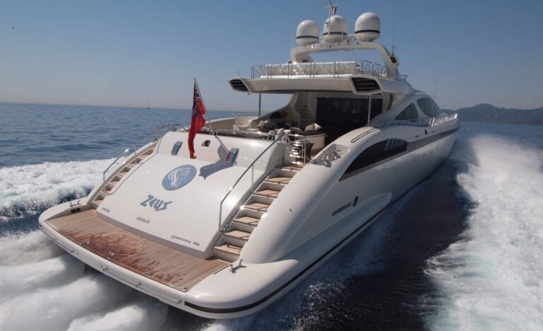 Yacht ZEUS By Overmarine Mangusta - Running Aft Platform
