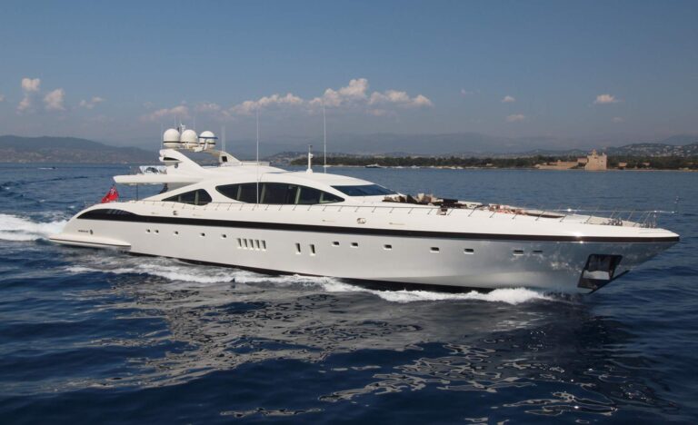 Yacht ZEUS By Overmarine Mangusta - Underway