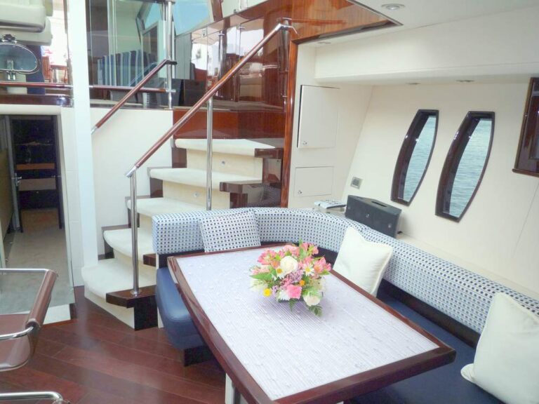 Yacht ZION - Dining