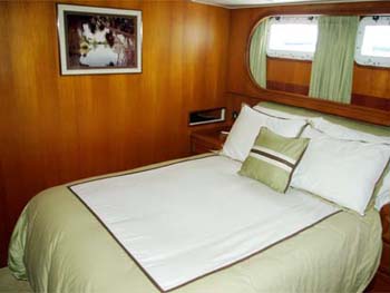 Yia Sou - Guest Queen Cabin