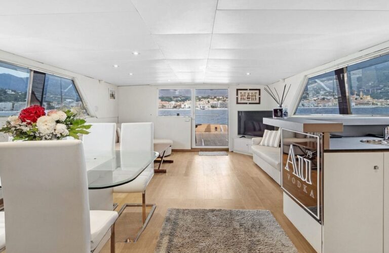 Interior Relaxation Area With Bar