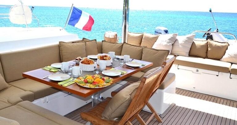 ZYLKENE - Aft deck dining