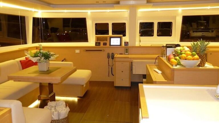 ZYLKENE - Salon and galley