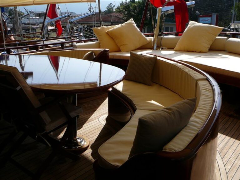 Zephyria II - aft seating dining